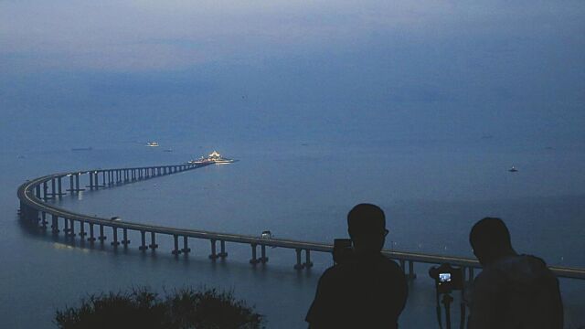 Fotógrafos frente al puente entre Hong Kong y la China continental, el más largo del mundo sobre el mar con 55 kilómetros