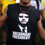 Un brasileño seguidor de Jair Bolsonaro con una camiseta con su rostro