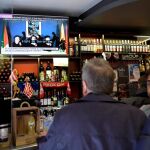 Varias personas ven en televisión el anuncio de ETA/Reuters