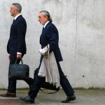 El presunto cabecilla de la trama Gürtel, Francisco Correa, a su llegada esta mañana a la Audiencia Nacional en San Fernando de Henares