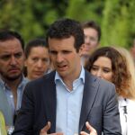 El candidato a la presidencia del Partido Popular Pablo Casado (d), durante el homenaje a las Víctimas del terrorismo en el Bosque del Recuerdo / Efe