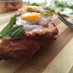 Milanesa de pollo con huevos de codorniz y queso