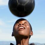 Un niño juega con un balón a dar remates de cabeza, en una imagen de archivo