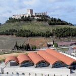 La bodega se ubica a los pies del castillo de Peñafiel (Valladolid)