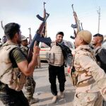 Soldados del Ejército iraquí celebran ayer la victoria en la toma de una localidad al sur de Mosul