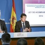 El conseller de Hacienda, Juan Carlos Moragues, y el vicepresidente Císcar, tras el pleno del Consell
