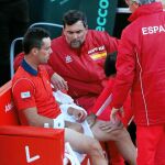 Bautista, atendido en un descanso por el fisio, charla con Sergi Bruguera