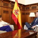 Soraya y Pablo Casado, al inicio de la reunión/ Efe