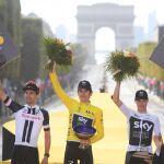 Tom Dumoulin, Geraint Thomas y Chris Froome en el podio del Tour ayer en París. EFE/EPA/STEPHANE MANTEY / POOL