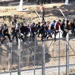 Imagen de archivo de un asalto masivo en la valla fronteriza de Ceuta / Efe