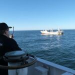 Imagen de un agente de la Prefectura, dando la orden de detención al barco español