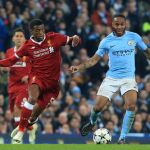 El jugador Raheem Sterling (d) del Manchester City disputa el balón con Georginio Wijnaldum (i) del Liverpool
