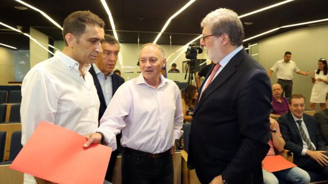 Faustino Temprano (UGT) y Vicente Andrés (CCOO) junto a Santiago Aparicio (Cecale)