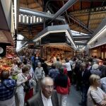 La piña se encarece esta Navidad, en la imagen, el Mercat de Sant Antoni