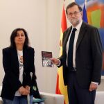 Mariano Rajoy, junto a una representante del colectivo. EFE