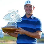 Gary Woodland, con el título
