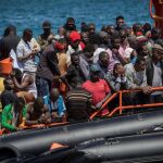 Inmigrantes rescatados en el Estrecho de Gibraltar aguardando en el puerto de Tarifa (Cádiz) para ser desembarcados ante el colapso de los servicios de asistencia debido a la oleada de pateras que llegan a las costas andaluzas (Foto: Efe)