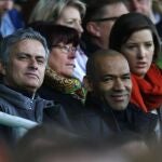 José Mourinho ve el partido de fútbol entre el Borussia Dortmund
