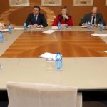 Los consejeros Carlos Fernández Carriedo y Pilar del Olmo y la alcaldesa de Miranda de Ebro, Aitana Hernando, se reúnen, en un despacho de las Cortes regionales, con el Comité de Empresa de Siemens Gamesa