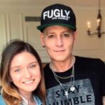 Johnny Deep posa con una fan en la ciudad rusa de San Petersburgo / Instagram