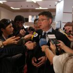 GVA. Ximo Puig atiende a los medios en el Salón Internacional de la Logística y la Manuntención, en Barcelona