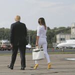 Donald Trump y Melania tras descender del avión presidencial en la localidad de Morristown, en Nueva Jersey