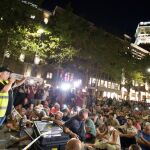 El representante de los taxistas de Barcelona, Tito Álvarez (2-i), durante la asamblea celebrada esta noche / Efe
