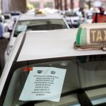 Filas de taxis estacionados en estación de tren de Atocha, en Madrid. EFE/Emilio Naranjo