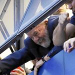 Lula saluda a sus seguidores del Partido de los Trabajadores ayer desde la sede del sindicato metalúrgico de Sao Bernarndo do Campo
