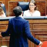 El líder de Izquierda Unida, Alberto Garzón, conversaba ayer en el hemiciclo con la ministra de Hacienda, María Jesús Montero, la ministra de Industria, Reyes Maroto, y la titular de Economía, Nadia Calviño