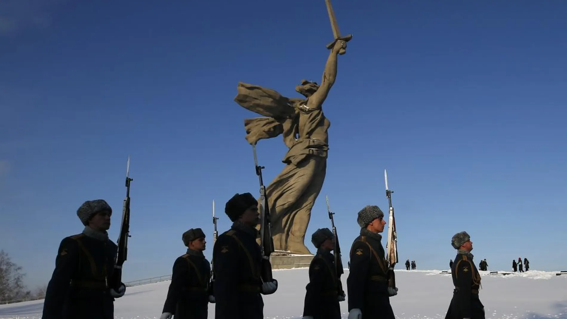 El presidente ruso, Vladímir Putin (c), participa en una ceremonia de ofenda floral en la ciudad de Volgogrado (antiguo Stalingrado) Rusia, hoy, 2 de febrero de 2018. .