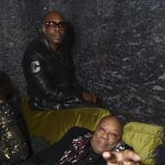 El mítico productor musical Quincy Jones, en primer término y apuntando a la cámara, junto al cómico Dave Chapelle