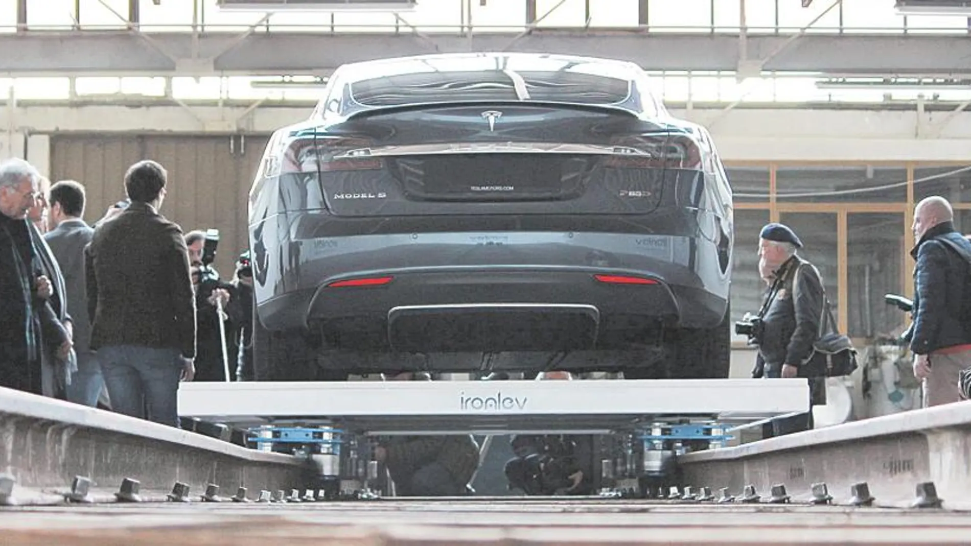 Hace unas semanas tenía lugar una prueba real del invento en Treviso (Italia). Durante el test se movió un Tesla de cinco toneladas de peso