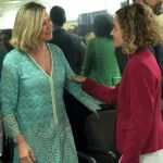 Del Olmo, conversa animadamente con la ministra Meritxell Batet, aantes del inicio del Consejo de Política Fiscal y Financiera