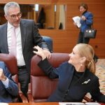 Cristina Cifuentes, ayer, durante el Pleno de la Asamblea de Madrid, junto al consejero Carlos Izquierdo para el que los grupos de la oposición exigieron su dimisión