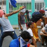 Manifestantes se enfrentan con la Policía durante las protestas contra Ortega en la ciudad de Masaya / Reuters
