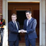 El presidente del Gobierno, Pedro Sánchez, saluda al presidente de Francia, Emmanuel Macron, momentos antes de la reunión en el Palacio de la Moncloa de Madrid / Efe