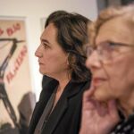 Colau y Carmena, durante la visita guiada que hicieron a la exposición «No pasarán. 16 días» en la Plaza Mayor de la capital