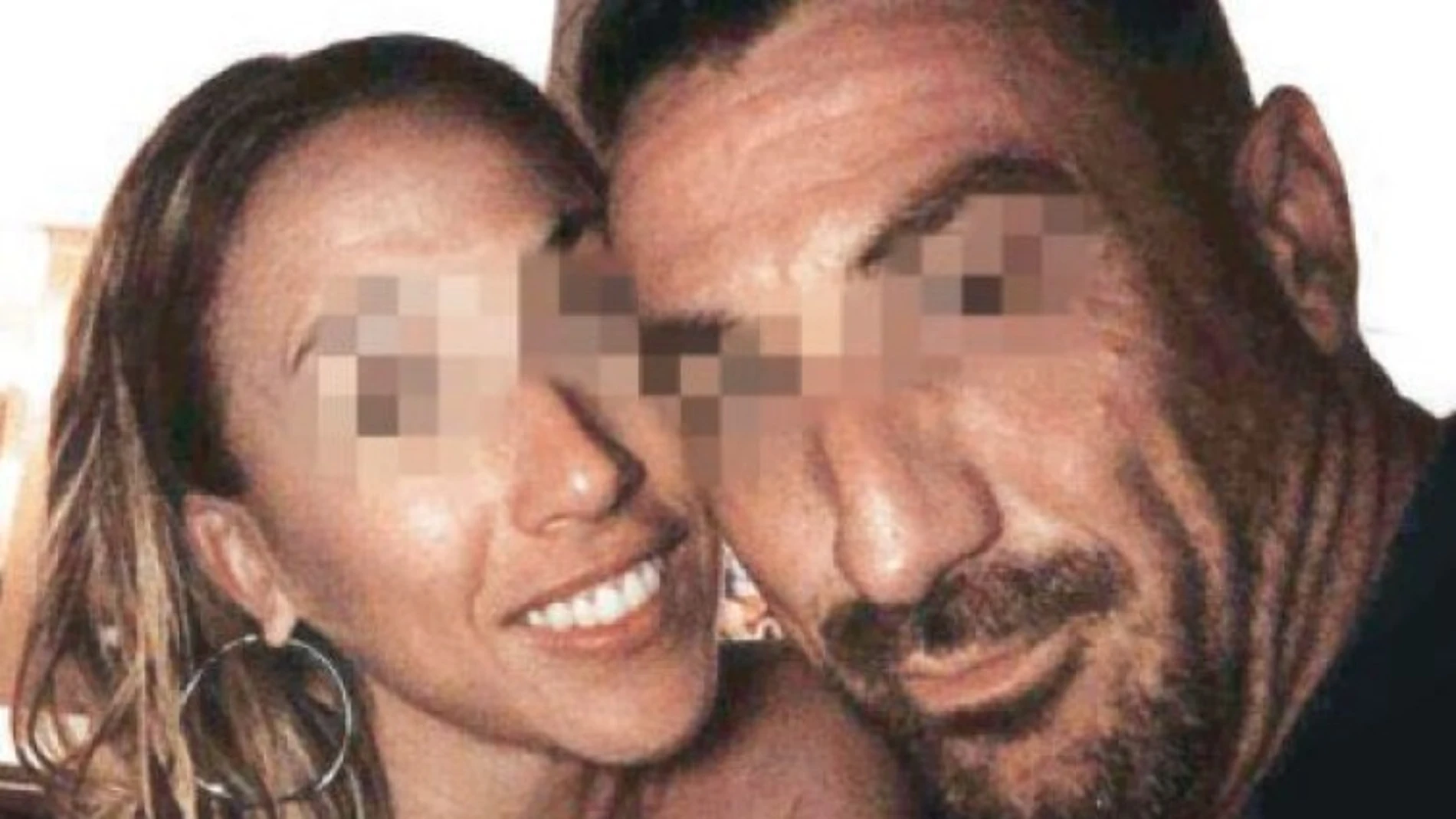 El padre de Dominique, junto a su pareja, que acaba de ser detenida
