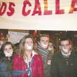 Casado, segundo por la dcha., en una protesta de Nuevas Generaciones por la actuación de la Fiscalía contra Arnaldo Otegi