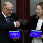 El ministro de Hacienda, Cristóbal Montoro, ha entregado hoy a la presidenta del Congreso, Ana Pastor, el proyecto de Presupuestos Generales del Estado para 2018