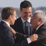 De izquierda a derecha, el presidente francés, Emmanuel Macron, el presidente español, Pedro Sánchez, y el primer ministro portugués, Antonio Costa, hoy en Lisboa. Efe