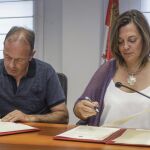 La consejera de Agricultura y Ganadería, Milagros Marcos, suscribe los acuerdos