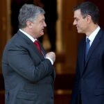 Pedro Sánchez, ha recibido hoy en el Palacio de la Moncloa al presidente de Ucrania, Petró Poroshenko / Reuters