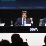 El responsable de Análisis Macroeconómico de BBVA Research, Rafael Doménech (i), el economista Jefe del Grupo BBVA y Director de BBVA Research Jorge Sicilia (c), y el jefe para España en BBVA Research Miguel Cardoso, durante la presentación del informe.