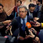 El ministro de Interior, Juan Ignacio Zoido, en los pasillos del Congreso