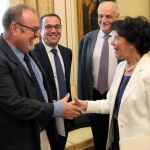 Rey saluda a la ministra Celaá, momentos antes del comienzo de la reunión