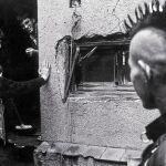 Escena del documental en el que un punki observa como unos jóvenes ocupan una casa en los años 80