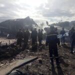 Los servicios de emergencia junto al avión siniestrado