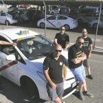 Miembros de la Plataforma Caracol, ayer, en la bolsa de taxis de la T-4 de Barajas